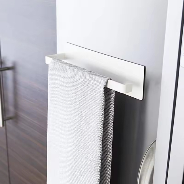 Factory Wholesale Kitchen Bathroom Paper Towel Holder Magnetic Non-perforated Refrigerator Roll Paper Storage Shelf Metal